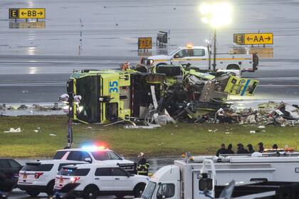 Un avión con decenas de personas a bordo colisionó con un camión de bomberos en la pista del aeropuerto LaGuardia de Nueva York, causando la muerte del piloto y el copiloto, y heridas graves a otros pasajeros, según informaron las autoridades el lunes