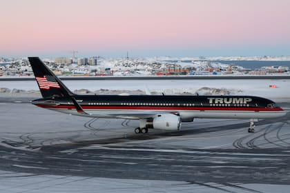 Un avión con Donald Trump Jr. a bordo aterriza en Nuuk, Groenlandia, el 7 de enero de 2025