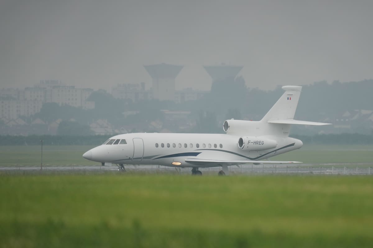 Un avión con pacientes evacuados del crucero MV Hondius, afectado por un brote de hantavirus, aterriza en el aeropuerto de Bourget, en el norte de París, el domingo 10 de mayo de 2026. (AP Foto/Thibault Camus)