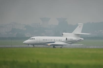 Un avión con pacientes evacuados del crucero MV Hondius, afectado por un brote de hantavirus, aterriza en el aeropuerto de Bourget, en el norte de París, allí viajaba la mujer que dio positivo y está hospitalizada