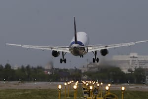 Un avión de Aerolíneas Argentinas fue impactado por un drone cuando estaba por aterrizar en Aeroparque