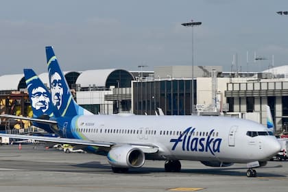 Un avión de Alaska Airlines visto en el Aeropuerto Internacional de Los Ángeles (LAX) el 11 de enero de 2023