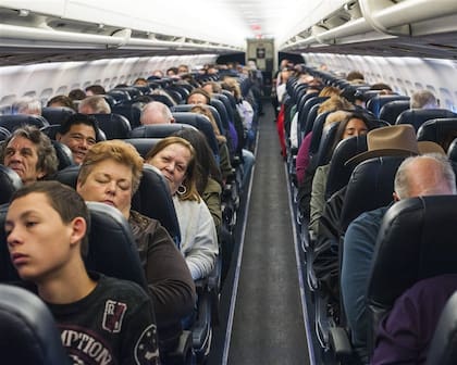 El pasado mayo, una pasajera de 46 años fue arrestada en Estados Unidos tras agredir físicamente a un niño durante un vuelo de la aerolínea Allegiant