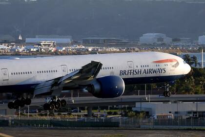 Un avión de British airways aterriza en el aeropuerto londinense de Heathrow