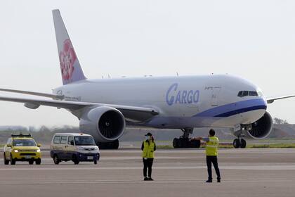 Un avión de China Airlines en el aeropuerto a las afueras de Taipei que llegó con 2,5 millones de vacunas de Moderna contra el COVID-19 que EEUU envió a Taiwán, el 20 de junio de 2021. (Taiwan Centers for Disease Control via AP)