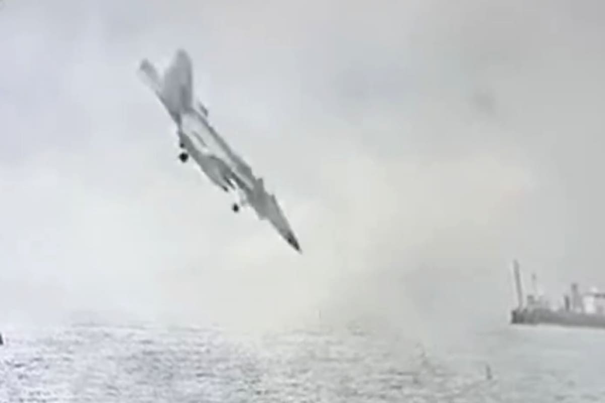 Un avión de combate militar se estrelló el miércoles por la mañana en el puerto de San Diego, en California tras una ejercicio de entrenamiento