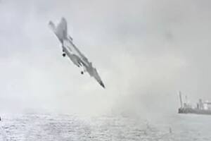 Un avión de combate militar se estrelló el miércoles por la mañana en el puerto de San Diego, en California tras una ejercicio de entrenamiento