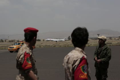 Un avión de Cruz Roja internacional con prisioneros de guerra a bordo, despega en Saná, Yemen, el 14 de abril de 2023