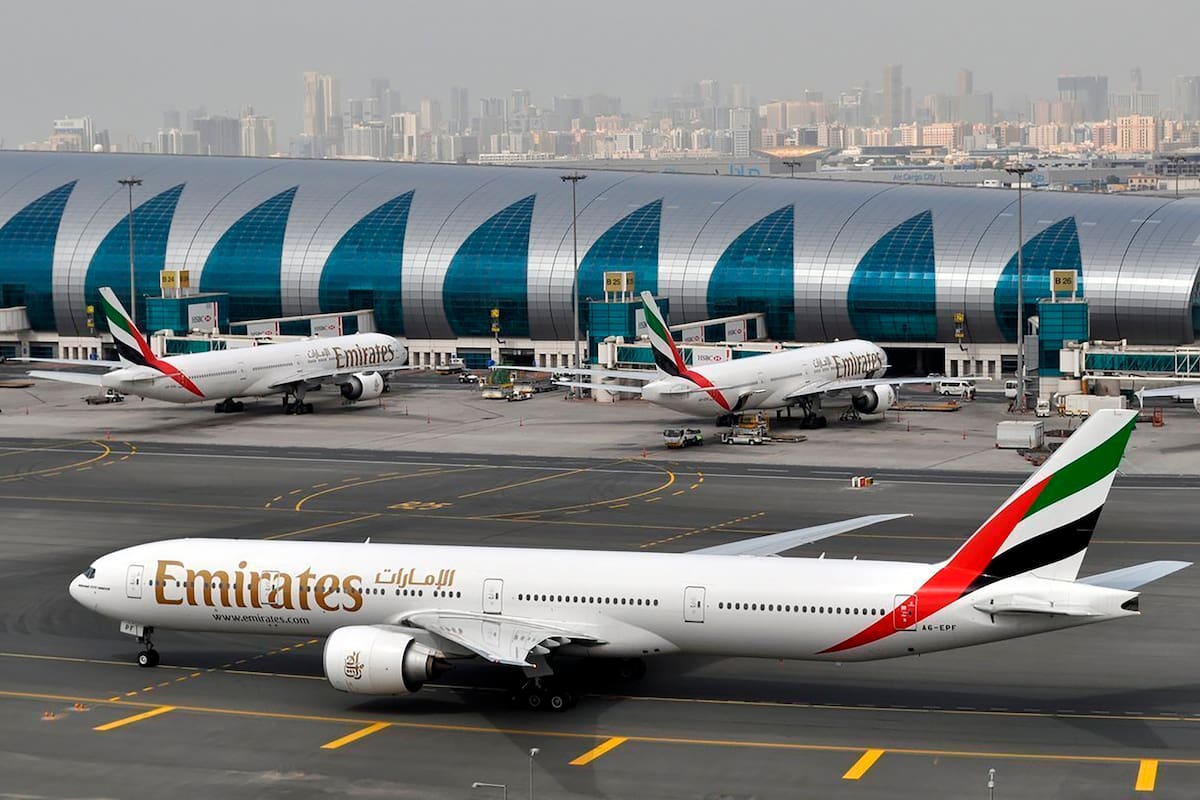 Un avión de Emirates, en el Aeropuerto Internacional de Dubai, en Emiratos Árabes Unidos
