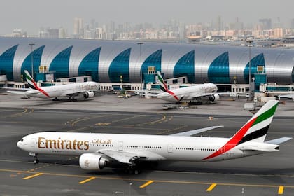 Un avión de Emirates, en el Aeropuerto Internacional de Dubai, en Emiratos Árabes Unidos