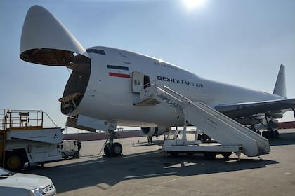 Un avión de Fars Air Qeshm descargando mercadería; Estados Unidos liga al piloto Gholamreza Ghosami a esta la aerolínea iraní a la que acusa de contrabandear armas