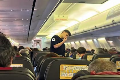 Un avión de Flybondi aterrizó de emergencia en Ezeiza