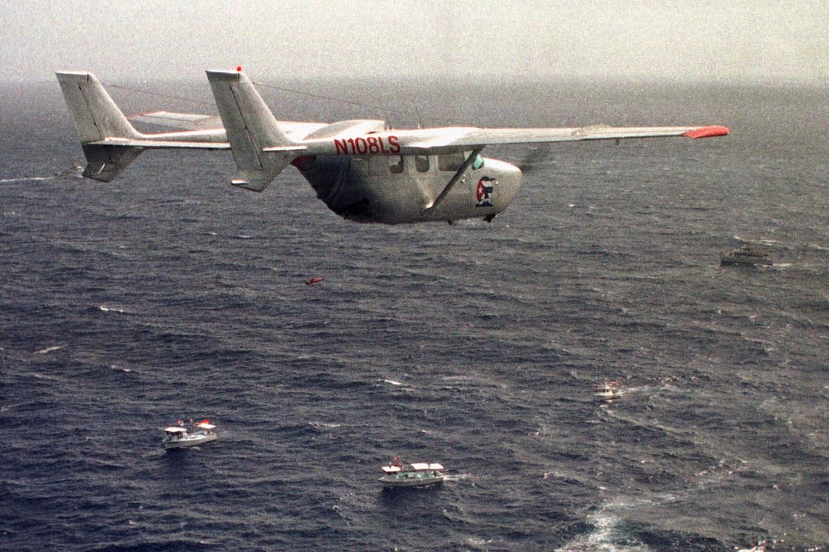 Un avión de Hermanos al Rescate sobrevuela la flotilla del Movimiento Democracia en el límite de las 12 millas, al norte de La Habana, Cuba, el 10 de julio de 1999.