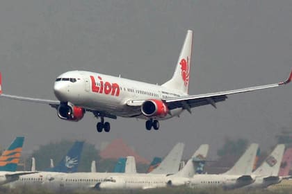 Un avión de la aerolínea Lion Air desapareció después de haber despegado de Jakarta con destino a la isla de Sumatra