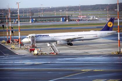 Un avión de Lufthansa se ve en el aeropuerto de Hamburgo el miércoles 7 de febrero de 2024. El personal de tierra de Lufthansa dejó de trabajar en cinco grandes aeropuertos alemanes el miércoles e hizo que la compañía cancelara cientos de vuelos. (Rabea Gruber/dpa via AP)
