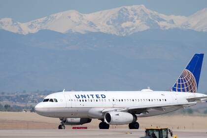 Un avión de pasajeros de United Airlines despega del Aeropuerto Internacional de Denver el jueves 26 de mayo de 2022, en Denver. (Foto AP/David Zalubowski, archivo)