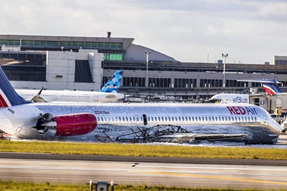 Un avión de Red Air se incendió en Miami después de que el tren de aterrizaje delantero colapsara durante el aterrizaje tras llegar desde Santo Domingo, República Dominicana, el martes 21 de junio de 2022 (Crédito: Pedro Portal/Miami Herald via AP)