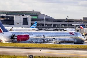 Un avión de Red Air se incendió en Miami después de que el tren de aterrizaje delantero colapsara durante el aterrizaje tras llegar desde Santo Domingo, República Dominicana, el martes 21 de junio de 2022 (Crédito: Pedro Portal/Miami Herald via AP)