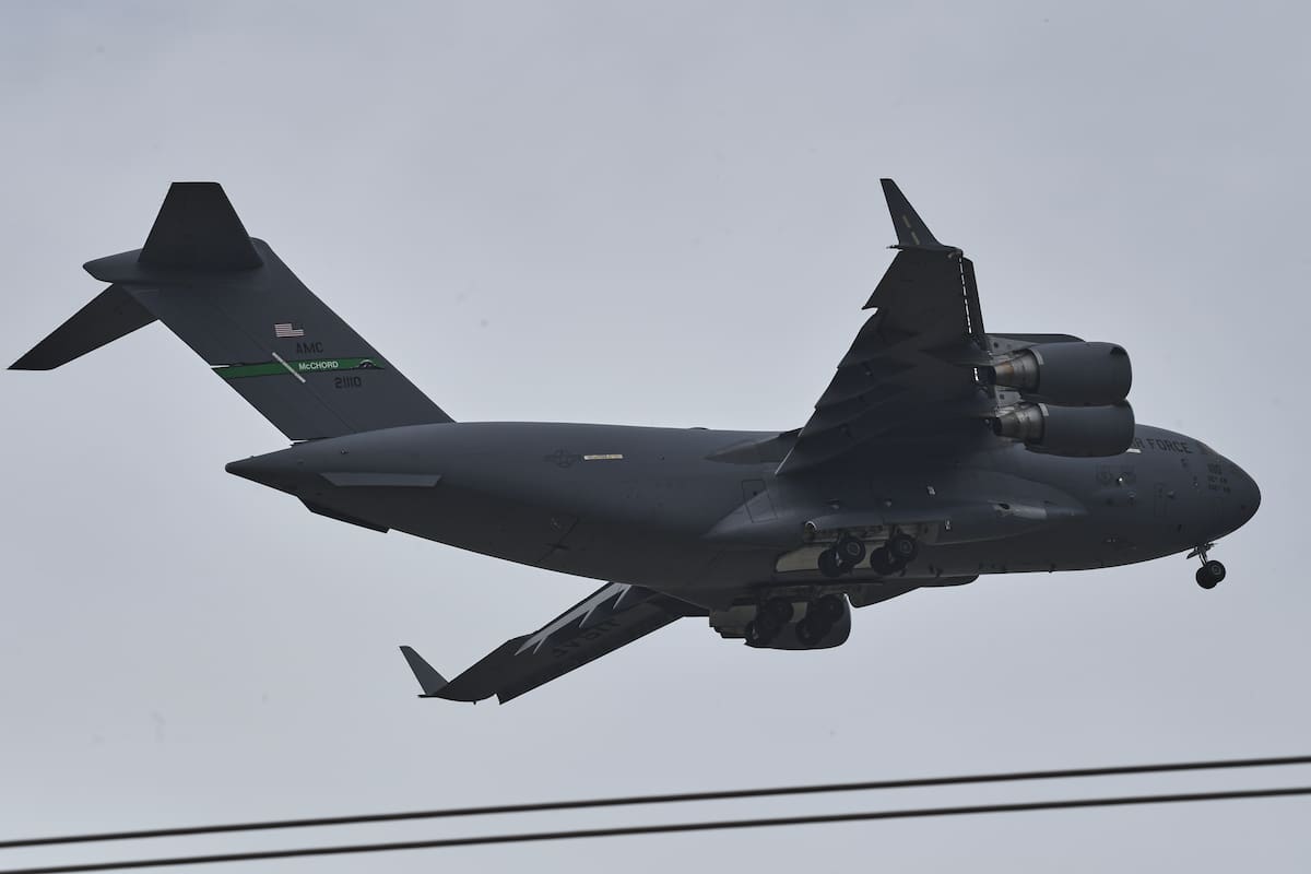 Un avión de transporte Boeing C-17 Globemaster III de la Fuerza Aérea estadounidense se prepara para aterrizar en la base aérea de Nur Khan, antes de la segunda ronda de negociaciones entre Estados Unidos e Irán, en Rawalpindi, Pakistán, el lunes 20 de abril de 2026
