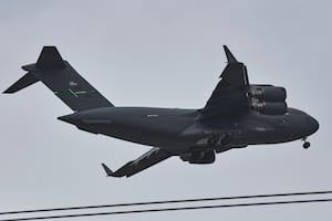 Un avión de transporte Boeing C-17 Globemaster III de la Fuerza Aérea estadounidense se prepara para aterrizar en la base aérea de Nur Khan, antes de la segunda ronda de negociaciones entre Estados Unidos e Irán, en Rawalpindi, Pakistán, el lunes 20 de abril de 2026