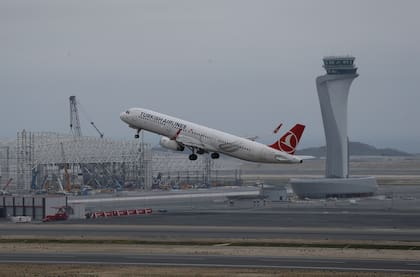 Un avión de Turkish Airlines despega del aeropuerto de Estambul, junto al mar Negro, en Estambul