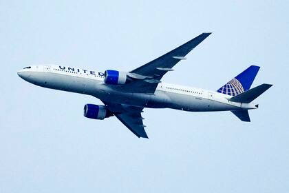 Un avión de United Airlines en Commerce City, Colorado. (AP Foto/David Zalubowski, archivo)