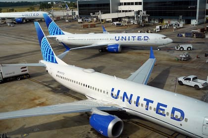 Un avión de United Airlines en el Aeropuerto Internacional George Bush en Houston el 11 de agosto de 2023. . (AP foto/David J. Phillip)