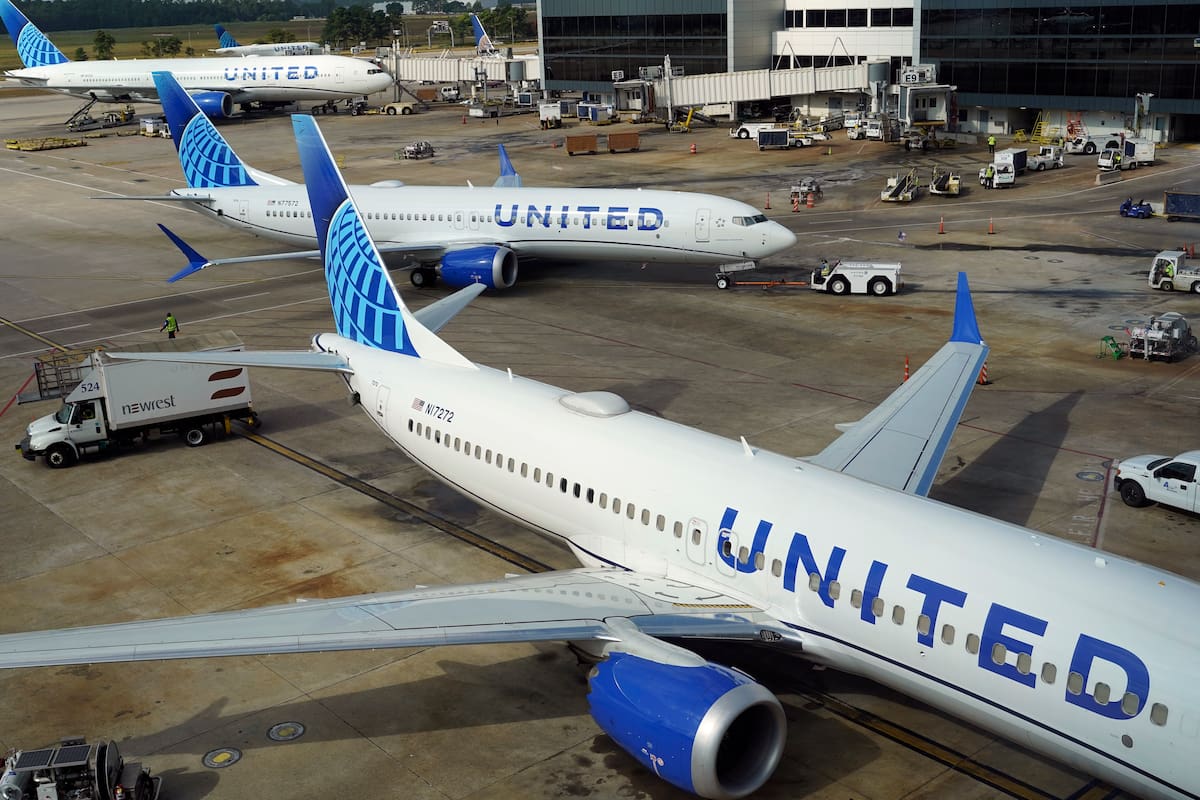 Un avión de United Airlines en el Aeropuerto Intercontinental George Bush en Houston, el 11 de agosto de 2023 (Foto AP /David J. Phillip)