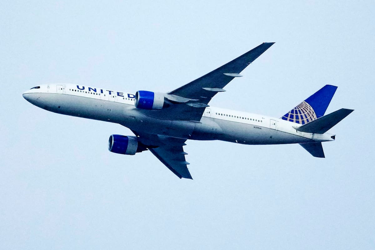 Un avión de United Airlines pasa sobre un partido de la MLS, el 8 de julio de 2023, en Commerce City, Colorado