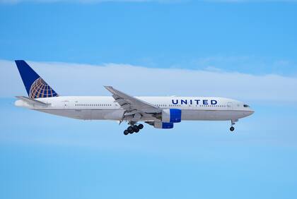 Un avión de United Airlines se apresta a aterrizar en el Aeropuerto Internacional de Denver, el 16 de enero de 2024 (Foto AP/David Zalubowski)