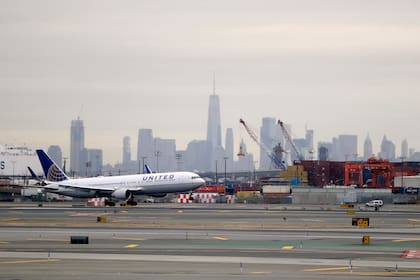 Un avión de United Airlines se prepara para aterrizar en el Aeropuerto Internacional Newark Liberty. (AP Foto/Julio Cortez, Archivo)