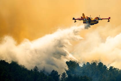 Un avión descarga agua sobre el incendio Aspen Acres, cerca de Colorado City, Colorado, el jueves 2 de julio de 2026. (Michael Seamans/The Gazette vía AP)