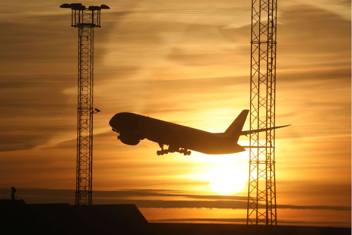 Un avión despega del aeropuerto de Estocolmo; muchos suecos buscan escapar del país durante el crudo invierno