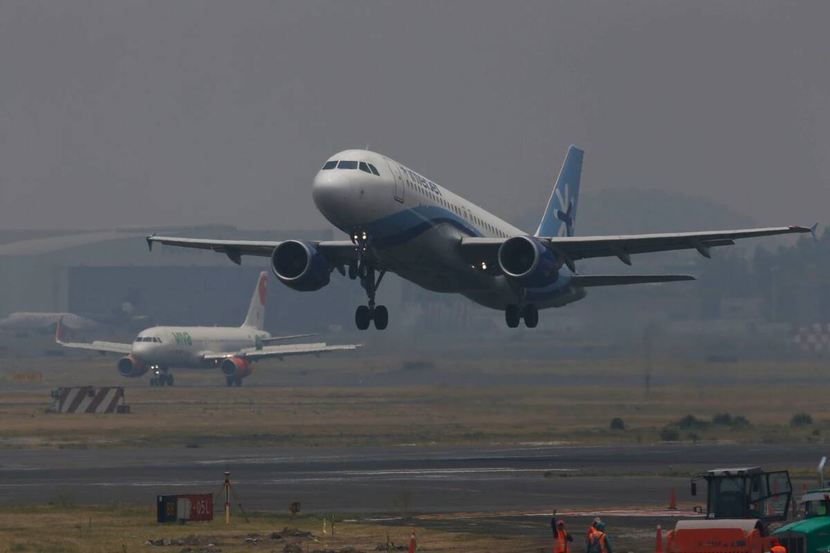 Un avión despega del Aeropuerto Internacional de Ciudad de México (Crédito: Marco Ugarte/AP)