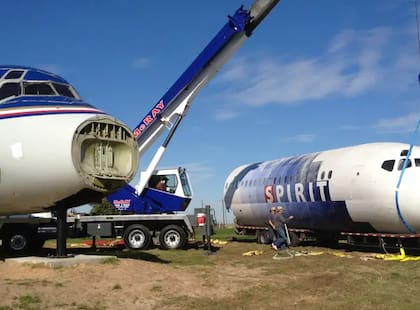 Un avión es su casa, el otro será un espacio tipo playroom para cine y entretenimientos
