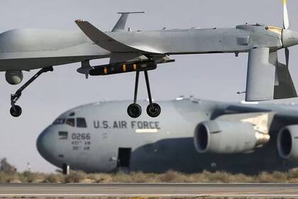 Un avión estadounidense no tripulado con un misil Hellfire como el usado contra Ayman al-Zawahiri