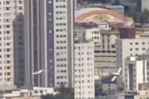 Un avión estrelló contra un edificio y provocó la muerte de dos personas