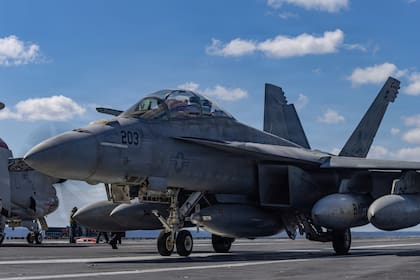 Un avión F/A-18F Super Hornet preparándose para despegar desde el portaaviones USS Gerald R. Ford