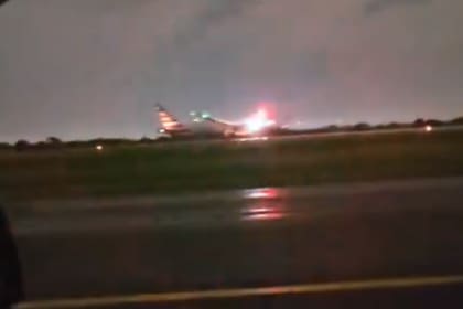 Un avión fue impactado por un rayo y debió aterrizar de emergencia en Ezeiza