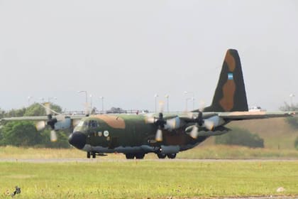 Un avión Hércules C130 de la Fuerza Aérea Argentina también forma parte del operativo