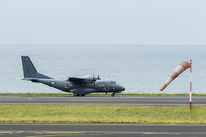Un avión militar francés en el aeropuerto de Saint-Denis, justo antes de despegar en búsqueda de restos del MH370