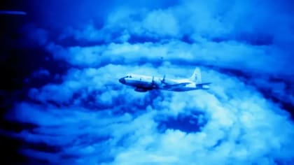 Un avión P-3 sobrevolando el huracán Caroline en 1975