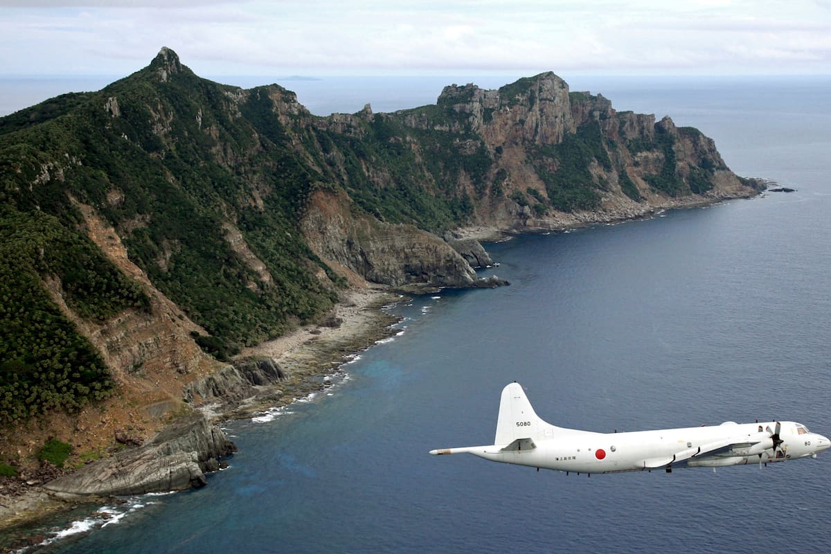 Un avión P-3C Orion de vigilancia de la Fuerza Marítima de Autodefensa de Japón vuela sobre las islas disputadas conocidas como Senkaku en Japón y Diaoyu en China, en el mar de China Oriental, el 13 de octubre de 2011