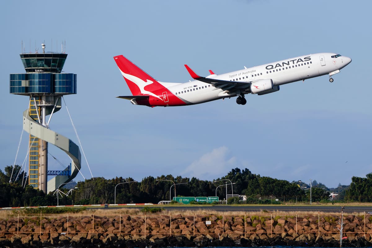Un avión Qantas Boeing 737 despega del aeropuerto de Sídney, Australia