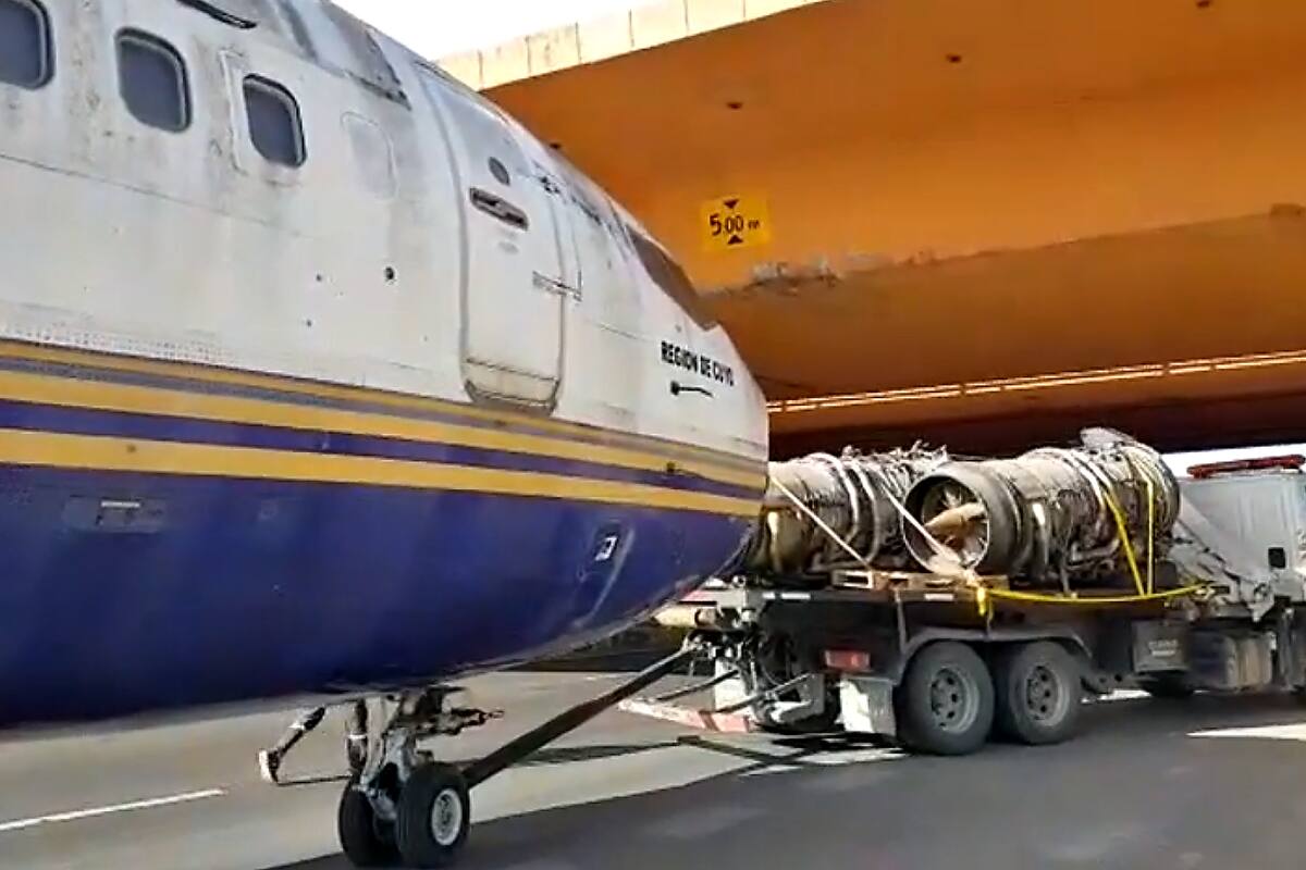 Un avión quedó atascado en un puente, en Córdoba