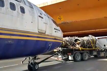 Un avión quedó atascado en un puente, en Córdoba