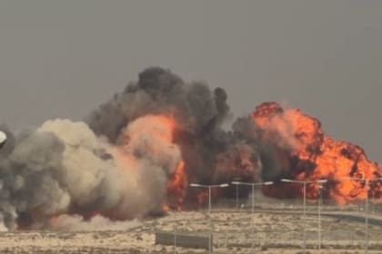Un avión se estrella durante una exhibición aérea en el Dubai Air Show