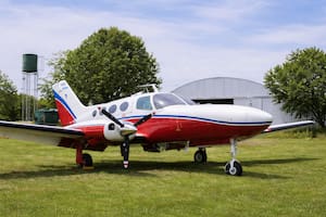 Qué ocurrió con el instructor que cayó de un avión, según la alumna que iba con él