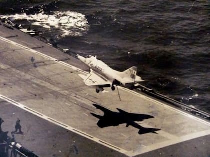 Un avión Skyhawk aterriza en el portaaviones