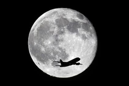 Un avión sobrevuela California durante la "luna azul" de 2015